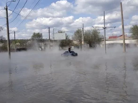 У Харкові через прорив труби окропом затопило автомобіль