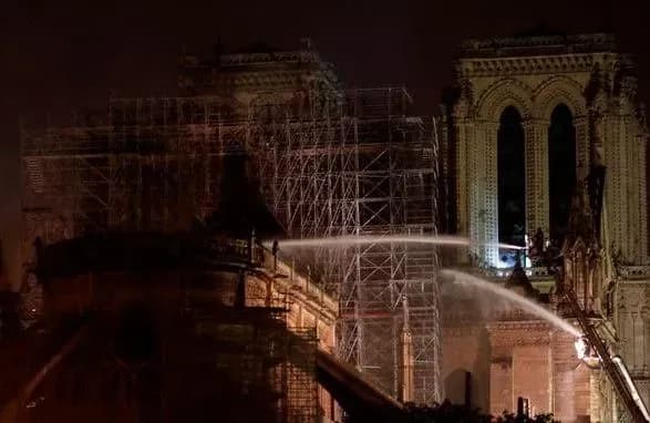 ЗМІ: працівники Нотр-Дама 23 хвилини самостійно шукали джерело загоряння
