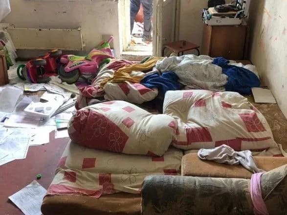 В Киеве трехлетняя девочка выпала с шестого этажа