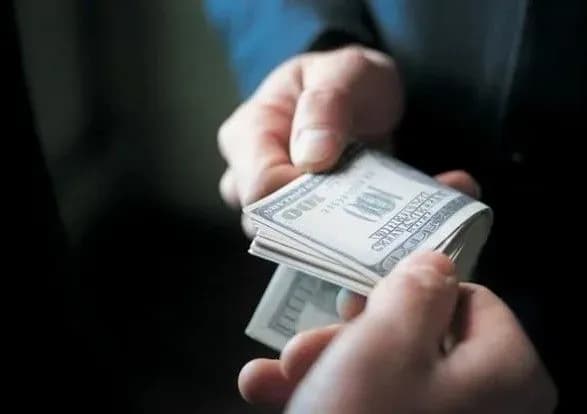 Посадовець СБУ погорів на хабарі у 47,5 тис. доларів