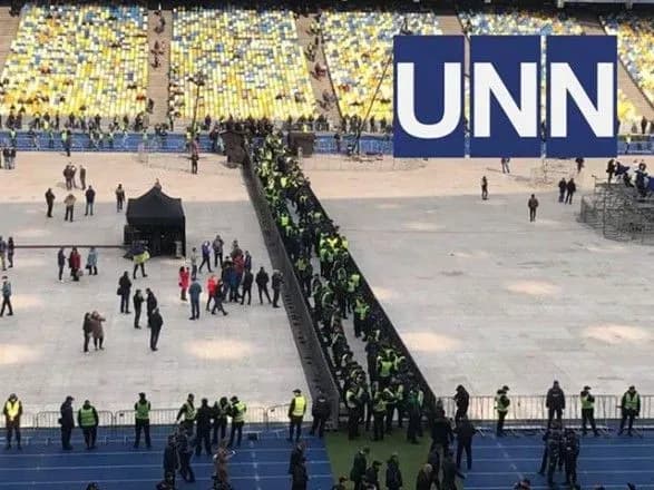 Під НСК "Олімпійський" черги охочих потрапити на дебати