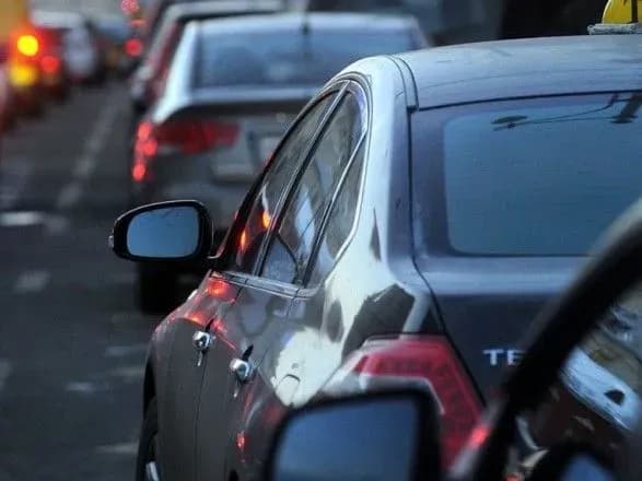 Центр Києва “червоний” від заторів