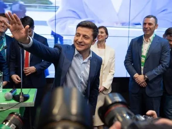 Зеленский заявил, что хочет отказаться от здания АП и кортежей