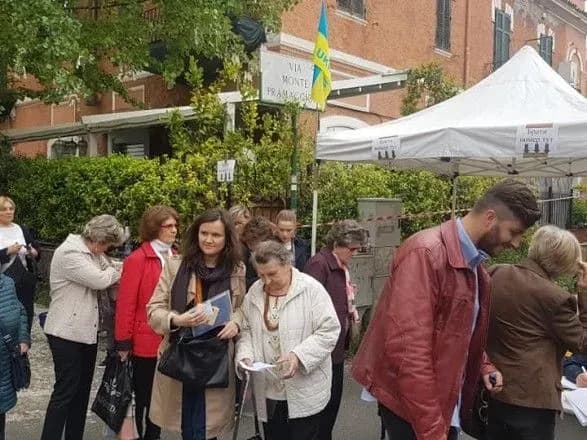 Закордонні виборчі дільниці переповнені - омбудсмен