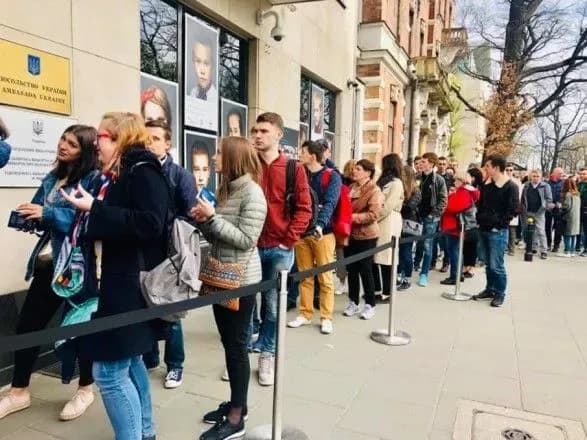 Вибори-2019: у Варшаві через черги до дільниці організували пропускний режим