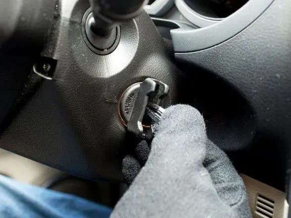 У Черкасах у прокурора вкрали автомобіль та зброю