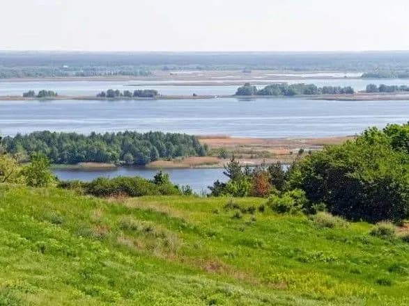 На березі Дніпра знайшли труп із перемотаними скотчем руками