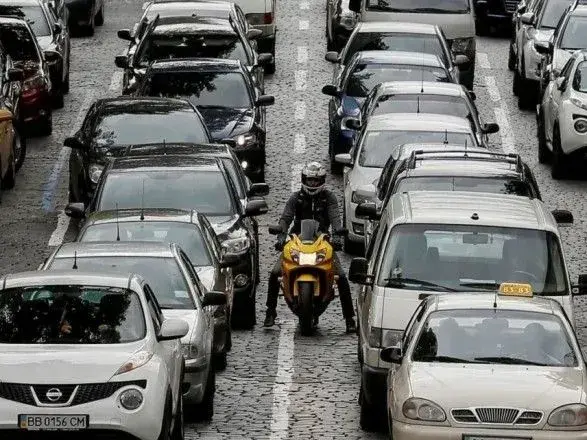 Дороги Києва скували затори