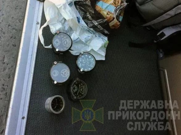 На кордоні з Польщею в автобусі знайшли радіоактивні авіаційні годинники