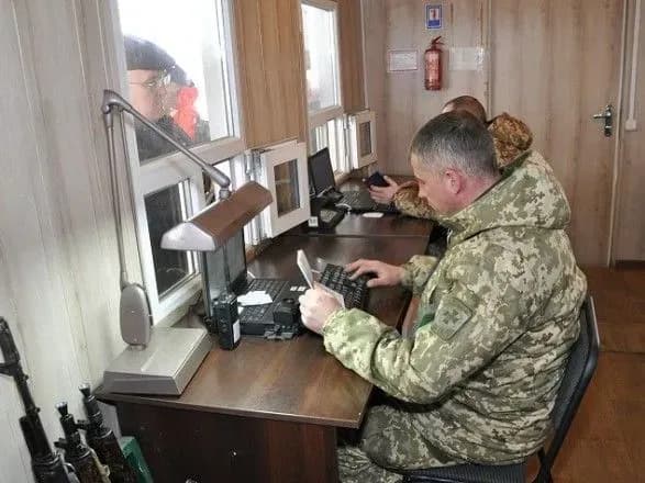 На Донбасі у чергах на КПВВ застрягли понад 200 автомобілів