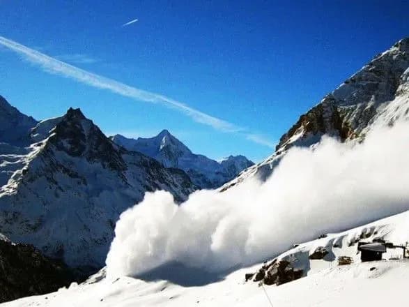 У Карпатах через відлигу можливе сходження лавин