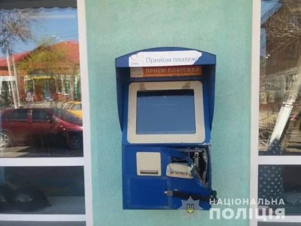 Молодики порубали топором термінали і викрали гроші