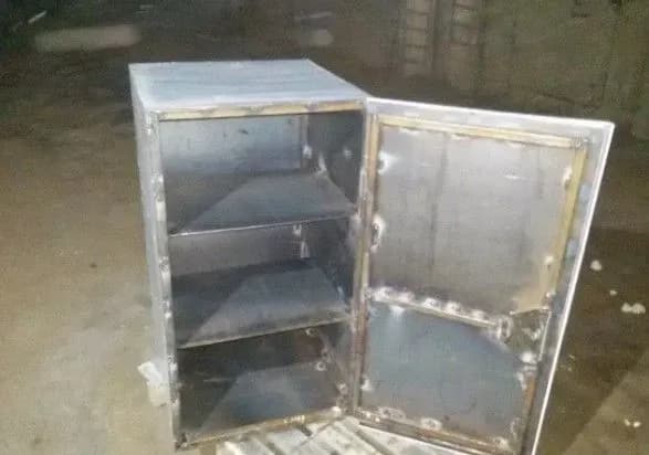 Невідомі в балаклавах з кувалдою увірвалися у будинок та вкрали пустий сейф