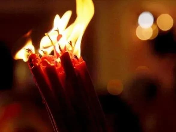 В Україну прибув Благодатний вогонь з Єрусалима