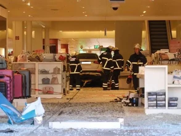 Автомобіль в'їхав у торговий центр в Гамбурзі
