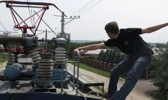 У столиці 13-річного хлопця вдарило струмом на даху поїзда