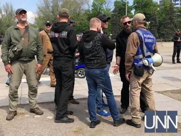 Біля Будинку профспілок в Одесі влаштували суперечку через символіку