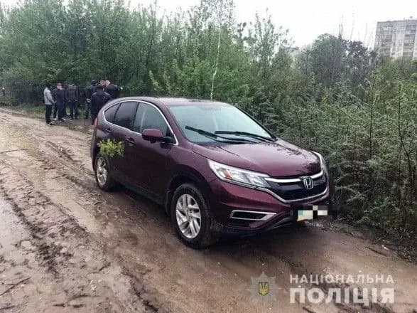Поліцейського побили у краденій машині