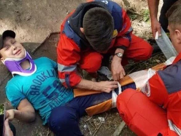 В Запорожье мальчик сорвался с тарзанки в глубокий овраг