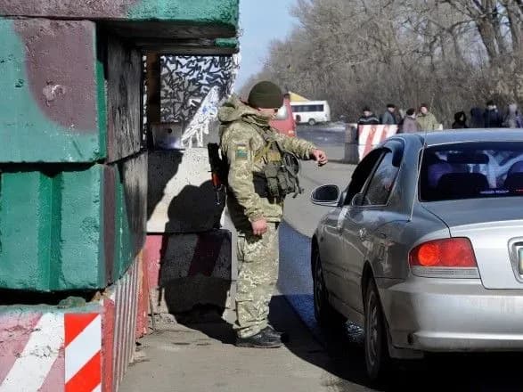У чергах на КПВВ на Донбасі зібралися 200 автомобілів