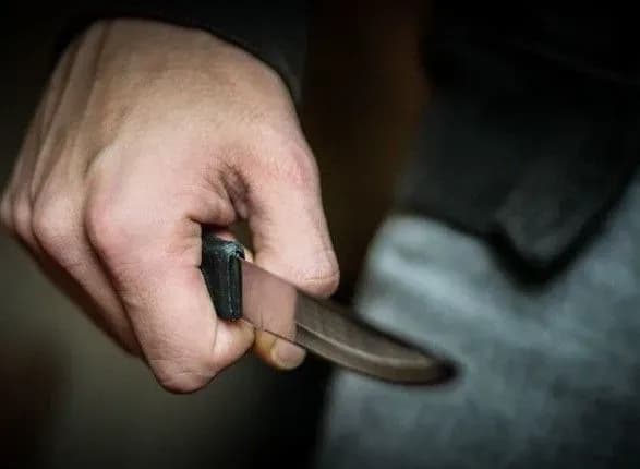 У Одесі молодик вдарив ножем незнайомця посеред вулиці