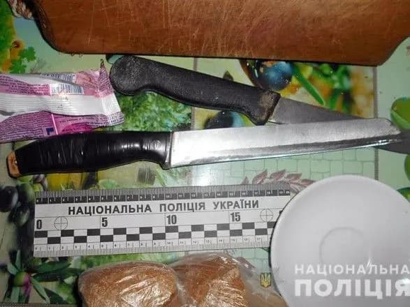 Чоловік порізав шию своїй співмешканці