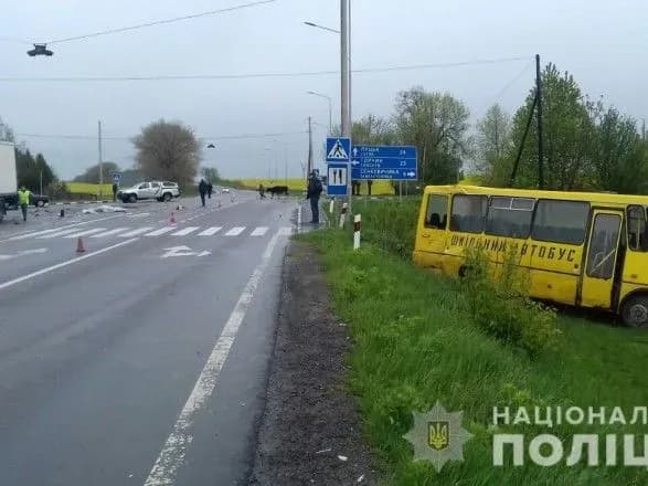 На Волині вантажівка влетіла у шкільний автобус, є загиблий
