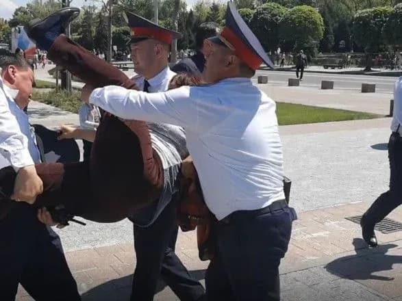 Під час заходів до 9 травня в Казахстані заблокували сайти і соцмережі, затримали активістів