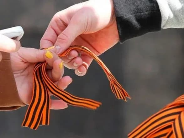 У центрі Києва стались перші сутички через георгієвську стрічку