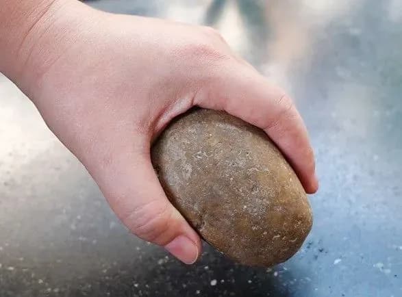 Два автобуси дорогою до Дніпра на 9 травня закидали камінням