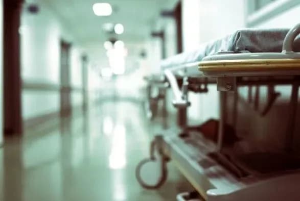 Чоловік потрапив у лікарню через вибух невідомого пристрою