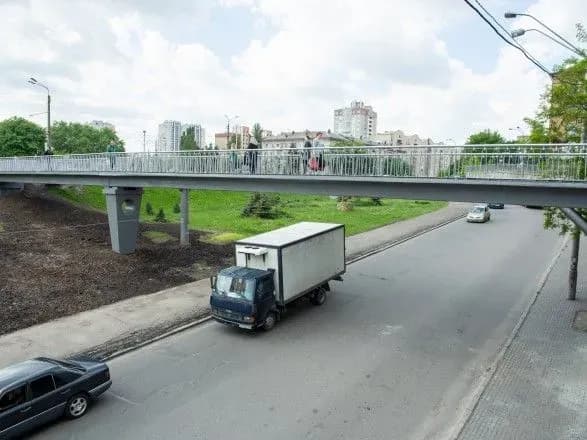 У Києві відремонтували пішохідний міст на Шулявці