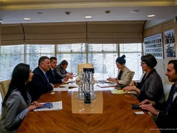 Аваков встретился с представителями Красного Креста