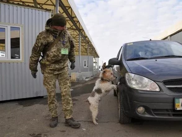 В очередях на КПВВ на Донбассе собрались более 200 автомобилей