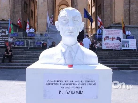 У центрі Тбілісі встановили бюст глави МВС з кнопкою "вибачте"