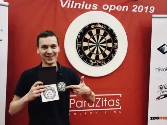 Спортсмен з України виборов першу для країни міжнародну нагороду турніру з дартсу