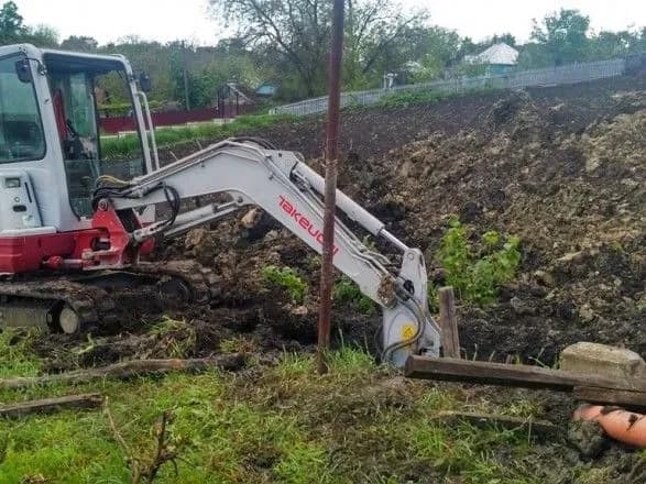 Чоловіка на Буковині засипало землею