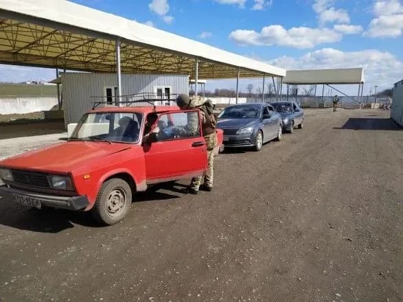 На КПВВ на Донбасі у чергах зібралися понад 200 автомобілів