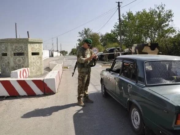 На КПВВ на Донбассе в очередях собрались более 200 автомобилей