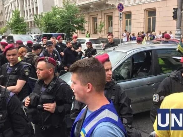 Під Радою сталися сутички між правоохоронцями та "євробляхерами"