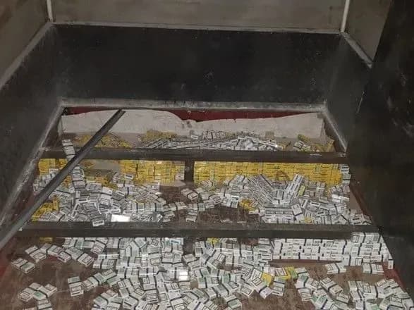 На кордоні з Румунією затримали мікроавтобус із контрабандними цигарками на майже 430 тис. грн