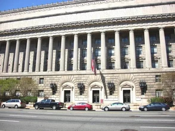 Минторговли США внесет Huawei и ряд связанных с ней компаний в черный список