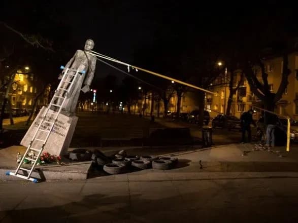 Через фільм про домагання духівництва - правляча польська партія може програти вибори