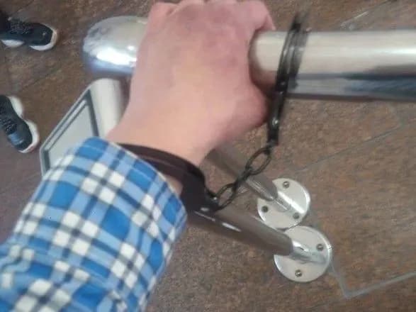 Двоє людей прикували себе кайданками до будівлі Мін’юсту