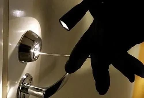 На Чернігівщині чоловіка пограбували у готельному номері