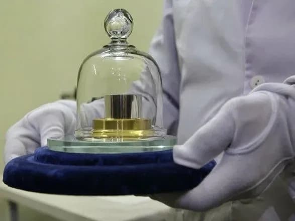 Матеріального кілограму більше немає