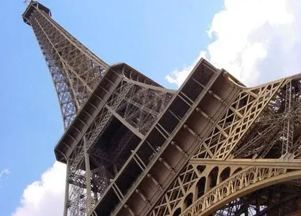 Чоловік, який виліз на Ейфелеву вежу, виявився росіянином