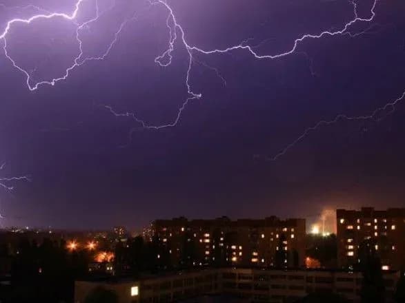 Синоптики попередили про грози на вихідних