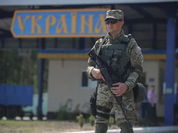 Іноземців видворили з України і заборонили повертатись на 3 роки
