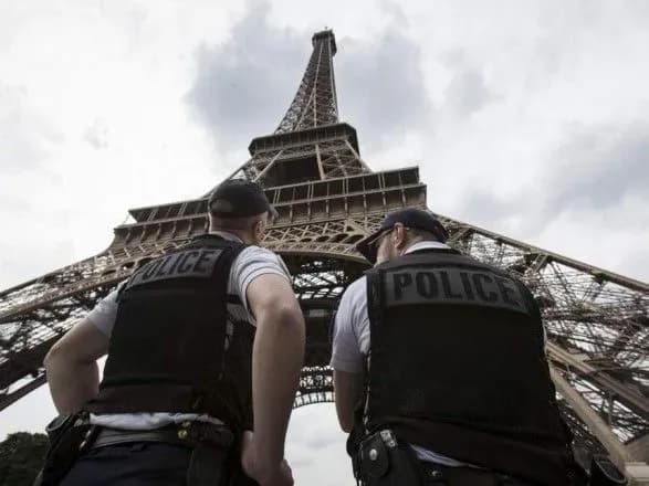 Чоловік, що погрожував кинутися з Ейфелевої вежі, здався рятувальникам